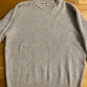 Grå sweatshirt - Säljer min stickade sweatshirt Perfekt för vinter/höst Zara Storlek M Mycket bra skick