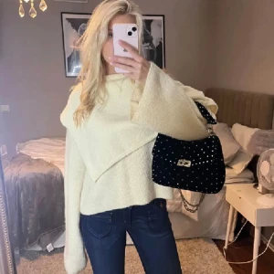 Stickad tröja - Supersnygg beige/cremefärgad stickad tröja från Zara! 