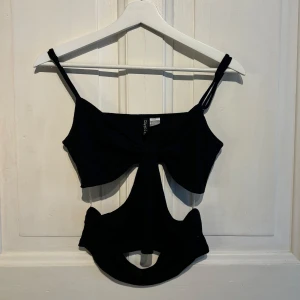 Festtopp svart - Jättefin topp i lite ribbat material som aldrig används, storlek M köparen står för frakten 💗använd fåtal gånger 