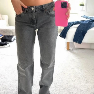 Zara jeans  - Lowwaist jeans från zara. Väldigt bra skick. Bra i längden på mig som är 175🫶