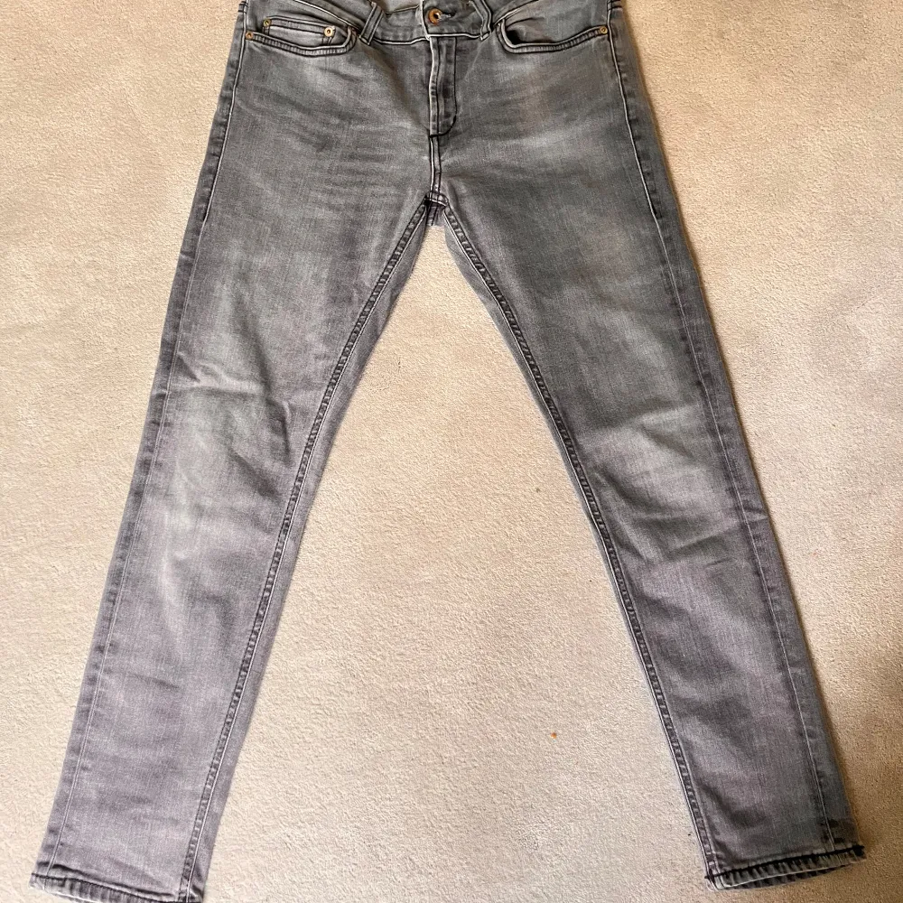 Tjena säljer dessa sjukt feta gråa slim fit dondup jeans. Storlek 31 men sitter som 30. Modellen är 174 och väger 55kg . Jeans & Byxor.