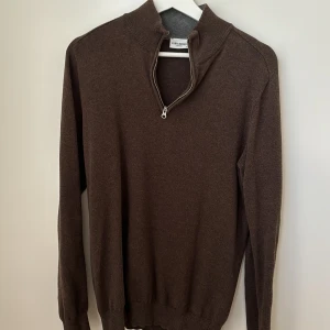Half-zip tröja från John Henric - Tröja från John Henric i ullblandning. Bra skick.