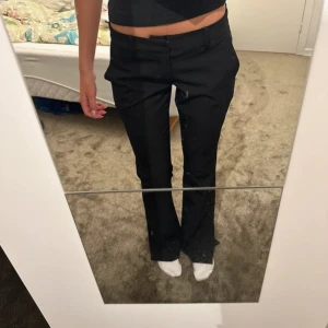 Vera tall kostymbyxor  - Säljer kostymbyxor från BikBok storlek tall. Helt slutsålda på hemsidan. Använda 2 gånger så i nyskick. Storlek 38 men skulle säga små i storleken. ☺️