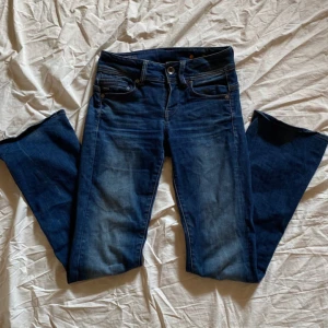 G-Star Bootcut Jeans - Säljer mina lågmidjade bootcut jeans från G-Star💘 Jättefint skick! Ordinarie pris 1465kr🙏 Storlek 25/32💋
