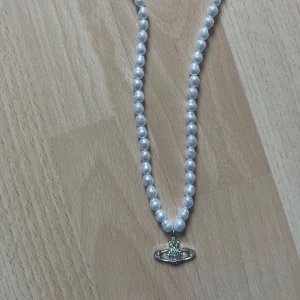 Pärlhalsband med Saturnus  - Kort pärlhalsband med Saturnus 