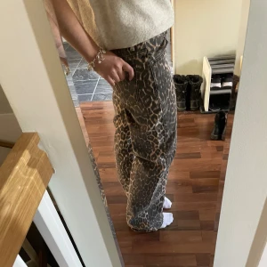 leopard jeans  - jätte coola jeans som tyvärr är för långa för mig (jag är 163 ca) 🥰🐆 prislapp kvar