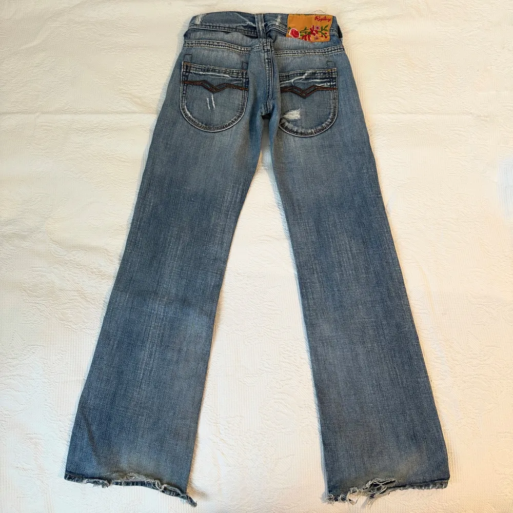 Lågmidjade jeans från Replay!  midjemått 81cm.    Innerbenslängd 80cm. Ytterbenslängd 100cm. Kontakta för fler bilder!  . Jeans & Byxor.