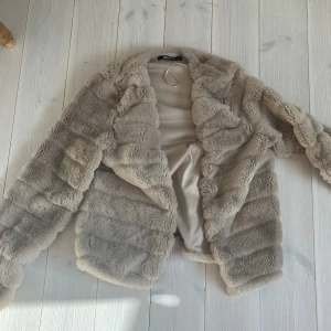 Pälsjacka - Säljer denna pälsjackan från gina❤️❤️