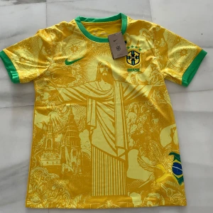 Brasilien fotboll tröja  - Brasilien tröja som är helt ny aldrig använd bara testad, köpte den i Spanien tycker den är fett men behöver pengar nu. Skick 10/10 ✅ Ställ frågor om du undrar över något💯