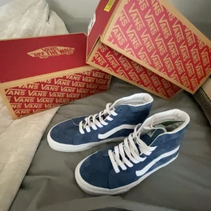 Höga Vans - As snygga vans i nyskick! De är helt nya och har inte används någonting. Sjuk snygga matchar till allt. Nypris 1149.  