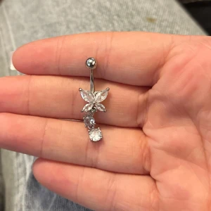 Piercing  - Navel piercing som aldrig är använd 