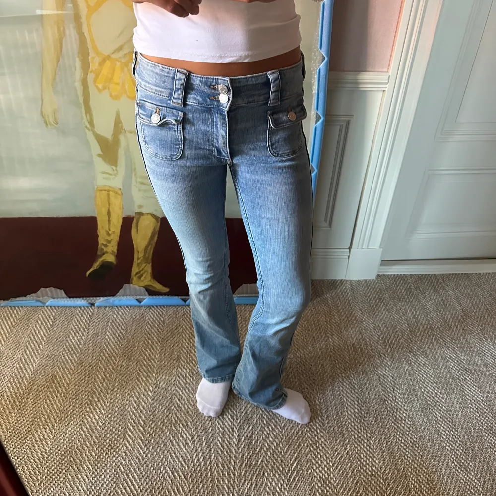 Säljer dessa superfina jeans från h&m som ej går att köpa längre. Dem är även utan bakfickor, vilket är väldigt poppis just nu! Säljer pga att de ej används så mycket🩷. Jeans & Byxor.