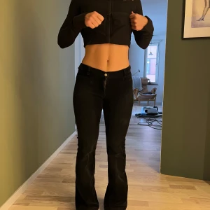 Lågmidjade Bootcut byxor  - Så så fina byxor!  Modellen är 165 och byxorna är långa på henne! 