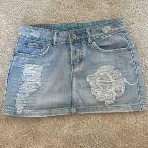 Lågmidjad jeanskjol  - Söt super lågmidjad jeanskjol! Oanvänd köpt begangnat. Säljer pvg av att den är för liten. Midjemått 35 tvärs över. Och 30 i längd🥰❤️