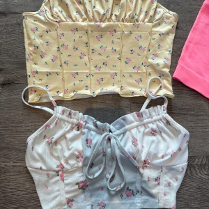 Toppar - 3st toppar, lapp kvar på ena. Fina i färg  Passa M/L