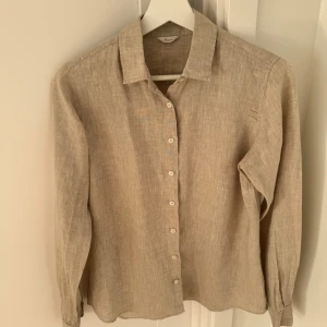 Linneskjorta Stenströms - Beige linneskjorta från Stenströms -dam i 100% lin. Använd max 3 gånger. Nypris 1699 kr.