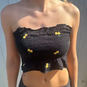 Söt Bandeau topp från GinaTricot 💛🖤