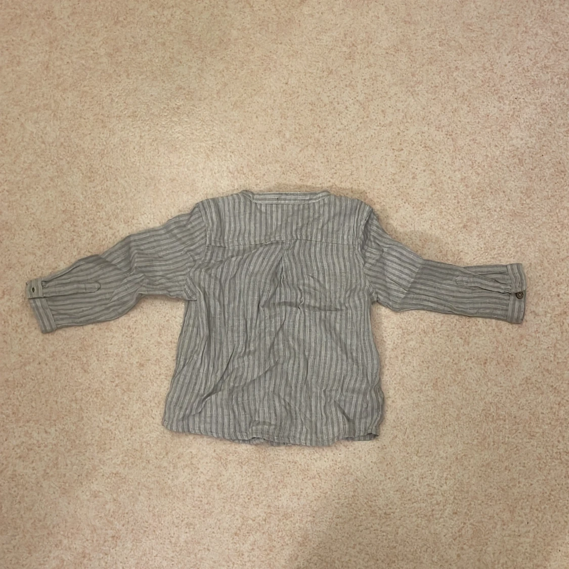 Grå och vit randig skjorta från Newbie - 90