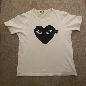 Cdg t-shirt - Hej, jag säljer nu min cdg t-shirt, märket även kallat ”comme des garcons play”. Skicket är utmärkt och är inte använd mycket, säljer pga den är för liten. Storleken är S. Pris 399!  Hör av dig vid minsta fundering!😁