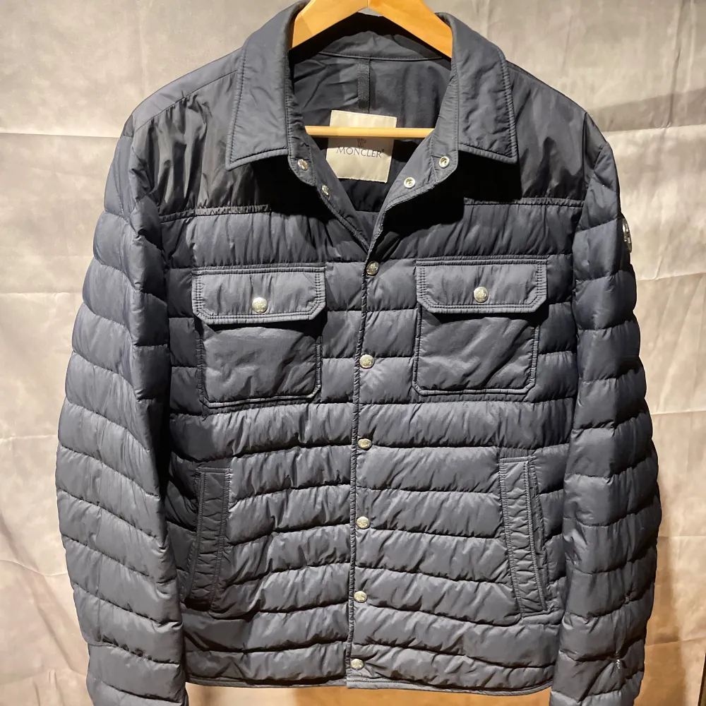 Moncler | Nypris ca 9000 | Modell Mirmande | Storlek 4 (M) | Skick 7/10 |. Jackor.