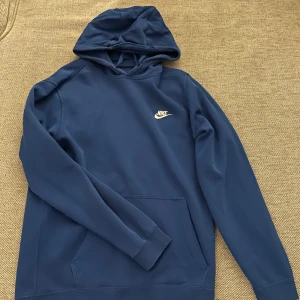 Nike Hoodie  - En blå Nike hoodie i mycket fint skick