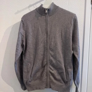 Full zip cardigan  - Fint skick, hör av vid funderingar. Märkeslappen är borta vet ej vilket märke det är. Men antar dressman.