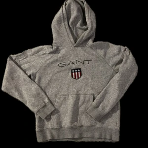 Gant hoodie  - Fin hoodie utan märken eller rivor. Nypris: ca 800kr. Storlek: 16år 176cm lång.
