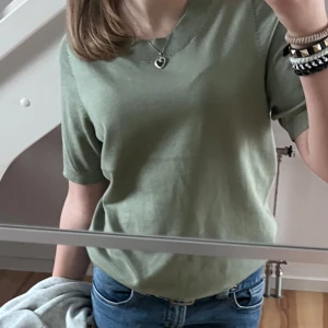 grön tröja - säljer jätte söt grön tröja! bra skick 