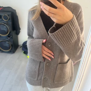 Wera kofta - Hej, Säljer denna fina kofta i storlek M!! Den är använd ca 3 gånger men jag tycker att den är lite stor på mig!! Tryck på köp nu, kommer inte gå ner i pris💞💞