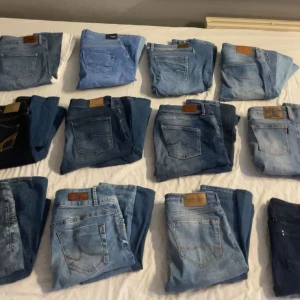 Lågmidjade bootcut jeans  - Säljer massa lågmidjade bootcut jeans (finns flera enskilda annonser i min profil) de är storlekar mellan 34/36/38 skriv gärna om de finns några ni är intresserade av💕