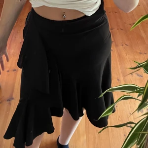 Knälång volangkjol - Jättefin knälång volangkjol!