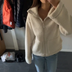 Teddy jacka - Teddy jacka från hm helt oanvänd. Storlek Xs slutsåld nästan överallt. Prislappen är kvar.  Jackan va uppe på 350kr innan men folk budar nu är den på  589kr❤️