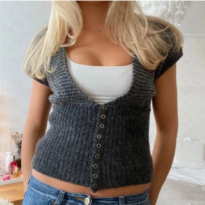 Grå öppen kofta - Så snygg grå kofta med mönster, 15% ull och 15% mohair!! Perfekt nu till hösten och vintern🍁❤️