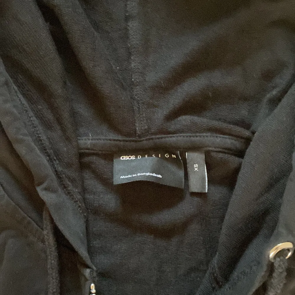 Säljer en svart zip hoodie från ASOS i storlek xs men passar även storlek s. Den har en dragkedja framtill och en mysig huva. Perfekt för både vardag och chill hemma. Tröjan är i bra skick och passar till det mesta. Hör av dig vid intresse!. Tröjor & Koftor.