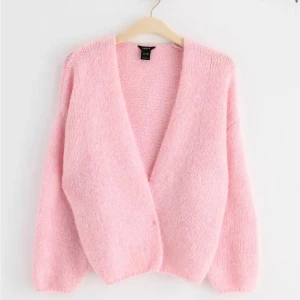 Lindex kofta - Helt oanvänd, skulle skicka tillbaka men eftersom den är slutsåld och jag vet många är intressant av den tänkte jag testa sälja här först. Den är liten i storleken så passar bra om man är S-M