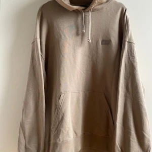 Lee hoodie - ekologisk bomull - Hoodie i ekologisk bomull. Endast använd ett fåtal gånger, i mycket fint skick. Kommer från ett rök- och djurfritt hem.  Nypris 899kr