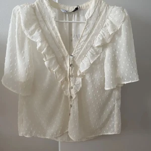 topp från zara - Volangtopp från zara i mesh tyg. Superfin och bra skick förutom att en av ögglorna lossnat men inget som syns💕storlek Xl men sitter som en M/L då modellen är oversized 