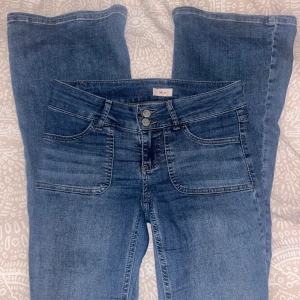 Lågmidjade bootcut jeans - Jättefina jeans från Nelly i mycket bra skick💞💞Säljer då de tyvärr är för små! Innerbenslängd: Ca 82cm