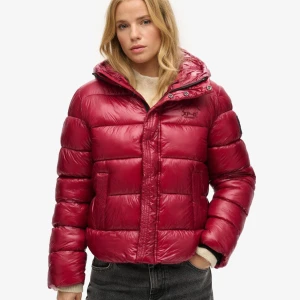 Röd pufferjacka från Superdry - Säljer en svinsnygg vinröd pufferjacka från Superdry. Fint skick. Slutsåld på hemsidan. Nypris 1500. Perfekt för vinter❤️❤️