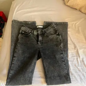 Säljer dessa super fina jeans, de säljs för att de aldrig kommer till användning. Dessa jeans är andvända ca 4-5 gånger och kostar i nypris 499. De har två super små slitage längst ner på benen (ni ser bilden). Hoppas nie intresserade skriv om nått🥰