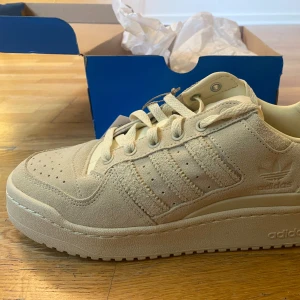 Adidas originals - Forum bold stripes, cremevita låga sneakers. Storlek 41. Nya oanvända 
