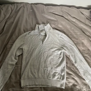 Grå halvzip tröja - Storlek M, mycket bra skick använd 2-3 gånger 