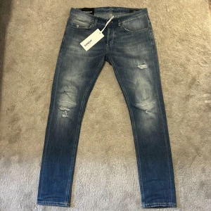 Dondup Jeans - Säljer nu dessa otroligt snygga Dondup jeans i modellen George, som är väldigt eftertraktade! Dem är helt nya och prislappen sitter kvar🙌 Nypris: 3000kr Pris kan diskuteras🤩 Bara att höra av sig vid minsta fundering/fråga🙌