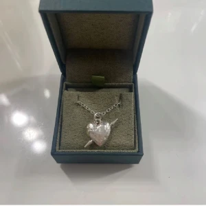 Maria Nilsdotter halsband - Säljer mitt favoritsmycke från Maria Nilsdotter då den inte längre kommer till användning pågrund av att jag använder bara guld. Hör av dig vid funderingar, snabbt köp så går priset att diskuteras. Kvitto och bevis finns. ❤️