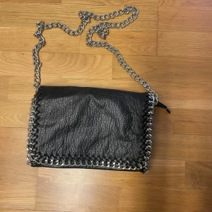 Tiamo väska - Tiamo väska i mellan storleken  Nypris 550kr  Knappt använd så i bra skick. Lite lätt avfärgat på knäppet (syns på sista bilden) annars inga skavanker 