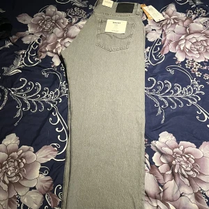 helt nya grå baggy jeans  - jag säljer helt nya jeans från nlyman har inte använt de och är bra material på de. kontakta mig gärna och tveka inte att fråga🙂