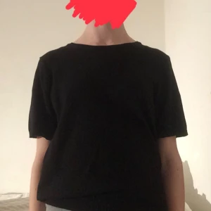 H&M svart kortärmad tröja - Inga defekter men haft den ett litet tag.