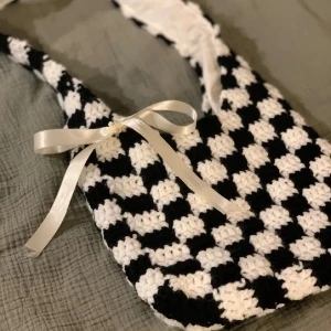 Crochet Checkered Bag - Handmade crochet bag, crocheted by hand with black and white acrylic yarn in a checkered pattern. The bag has a sewn in lining which provides extra item durability and security for the items inside :) width: 24 cm height: 21 cm strap length: 85.5 cm