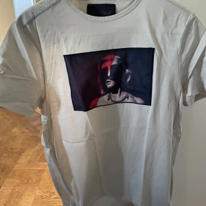 Limitato tshirt  - Snygg beige limitato tshirt  Storlek M Tryck - Riocam edition  Cond 9/10