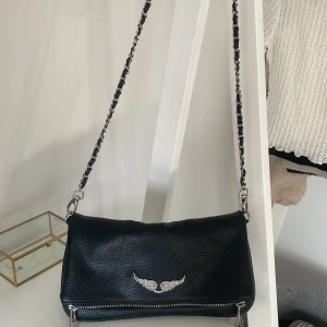 Zadig väska  - Säljer en fejk Zadig väska för 450kr. Ser exakt ut som den riktiga och är i bra skick💕💕